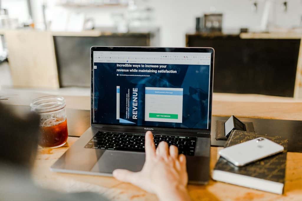Entrepreneurs ayant obtenu leur visa investisseur E-2 devant leur nouveau commerce aux USA