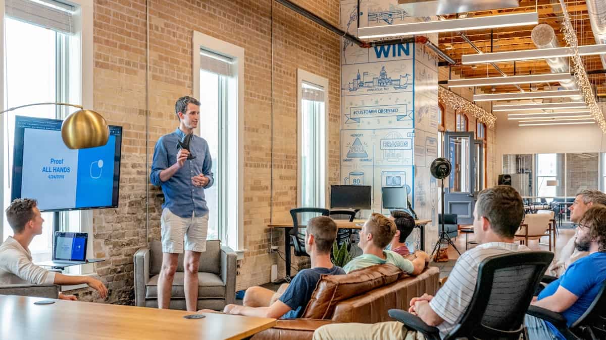 Poignée de main professionnelle entre un expert francophone et un créateur d'entreprise aux États-Unis